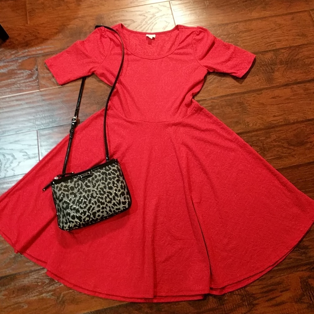 Solid red nicole with subtle rose design!! 🌹